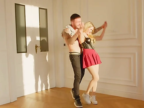 Maya Rose nos regala su rump para que lo perforemos con nuestras enormes pollas