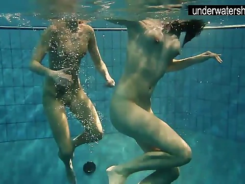 2 sexy amateurs displaying their bodies off under water